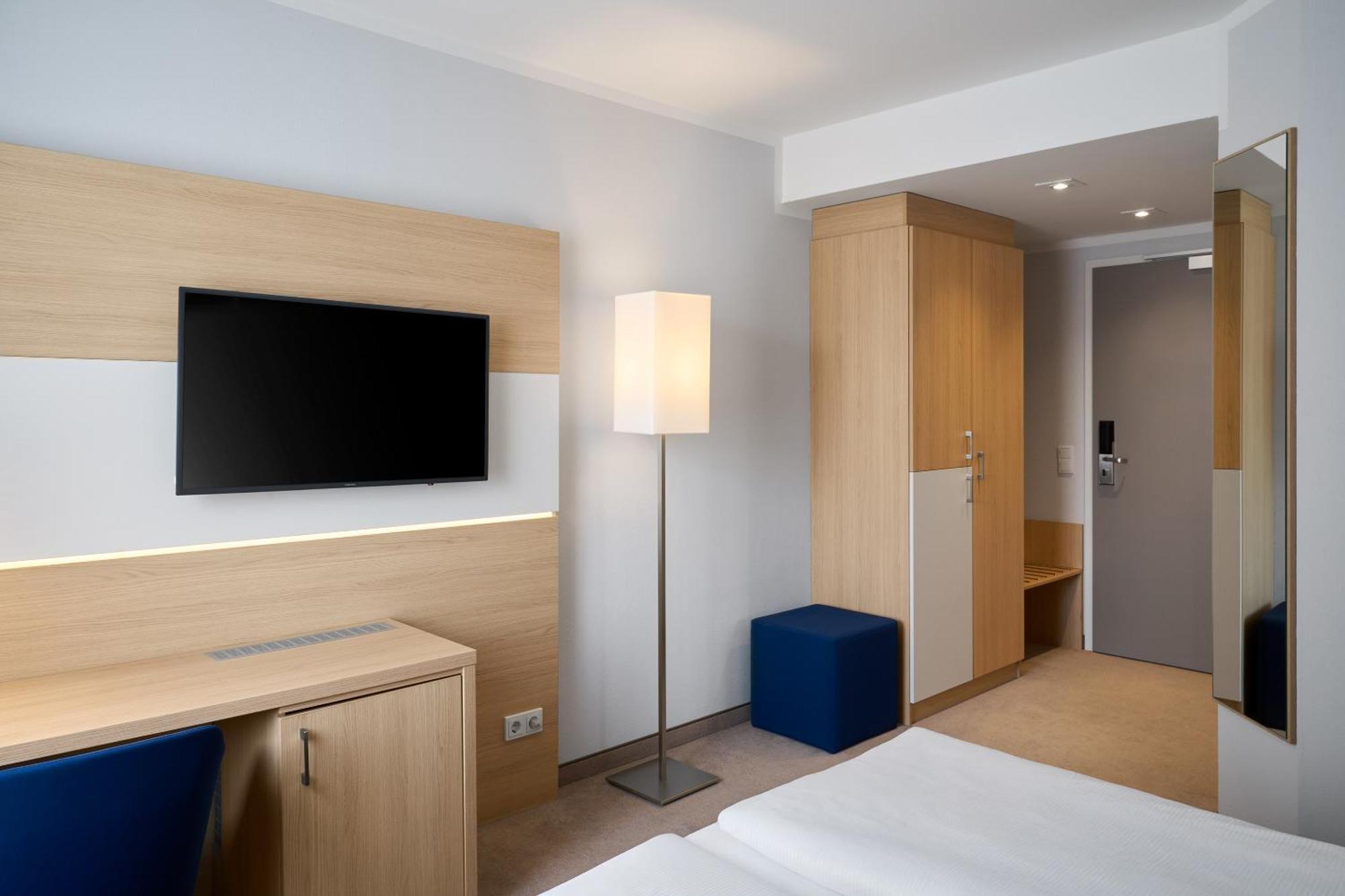 Ruhiges Standard Zimmer mit Kingsize-Bett und Blick auf den Innenhof