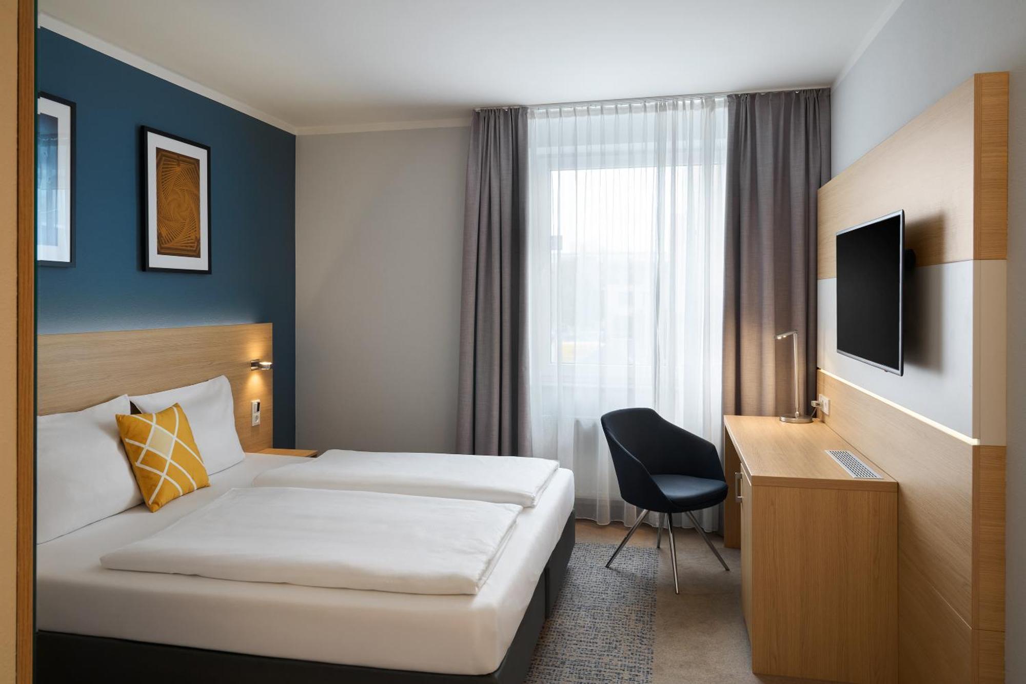 Standard Zimmer mit Kingsize-Bett und Straßenblick